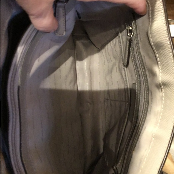 MICHAEL KORS VOYAGER EAST WEST TOTE PEARL GREY . - Picture 13 of 16